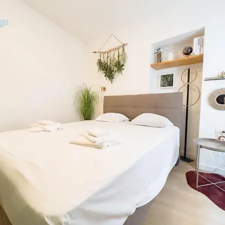 Apartment Marco Polo 26a Tirabora Short Rent